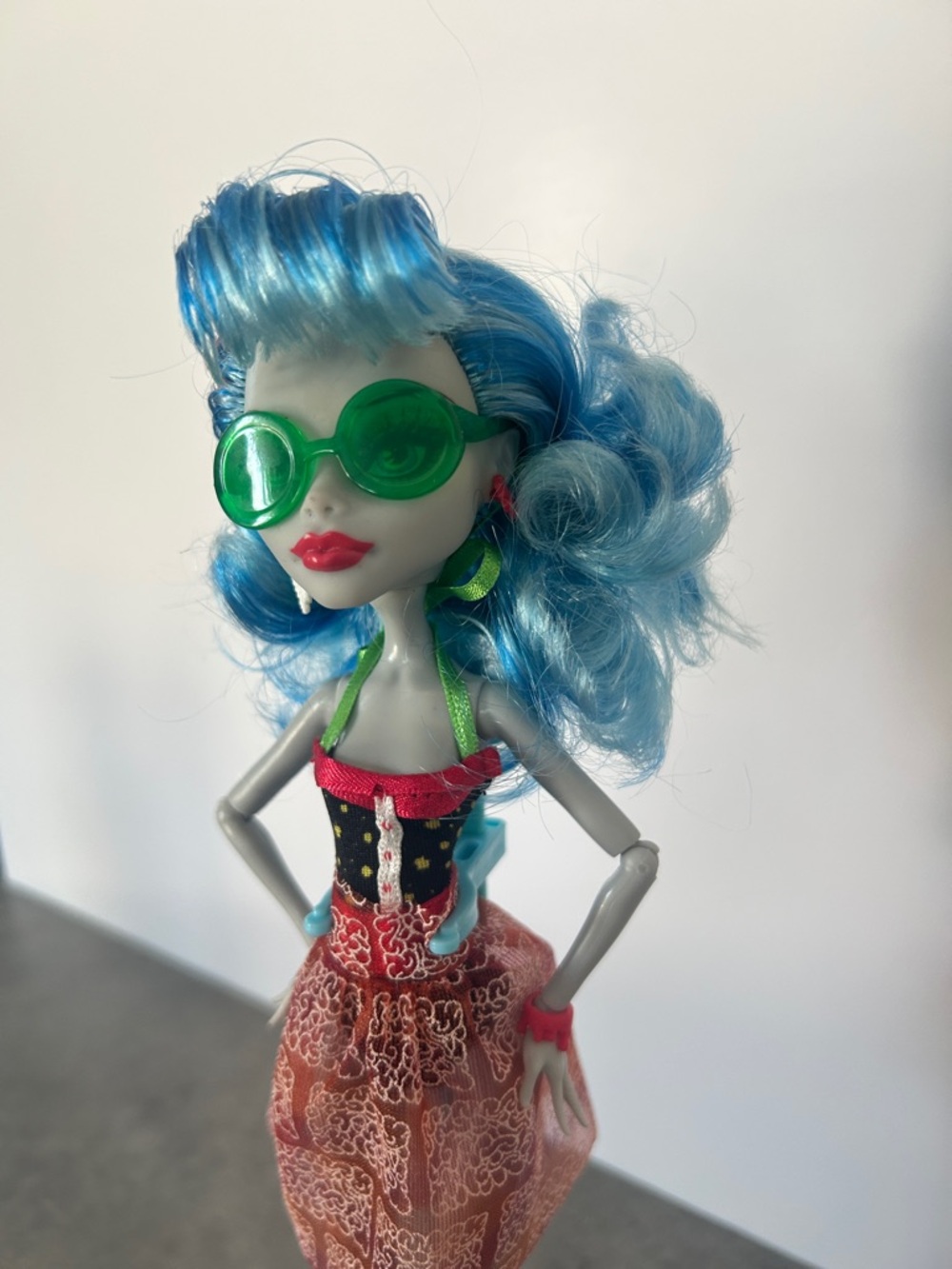 2012- MONSTER HIGH DOLLS Ghoulia Yelps Skull Shores G1 - Picture 1 of 5